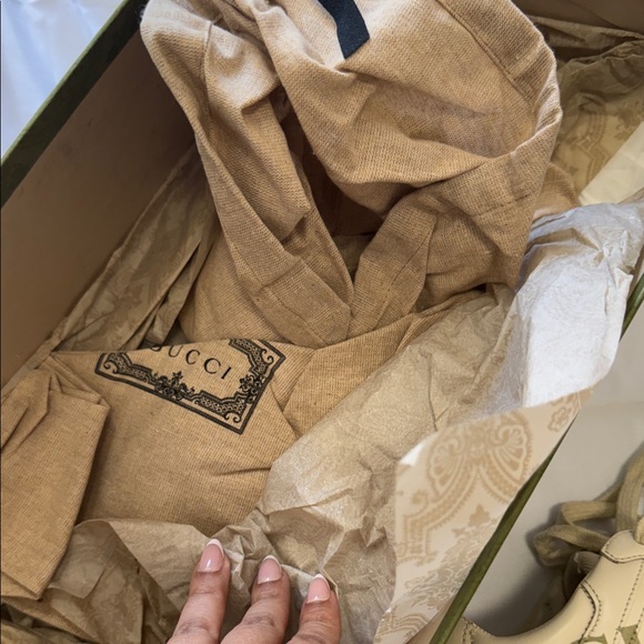 Gucci

Rhyton Gucci Logo Leather Sneaker - Picture 7 of 10